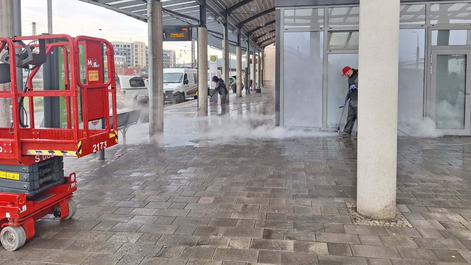 Kaugummientfernung und Pflasterreinigung - Busbahnhof