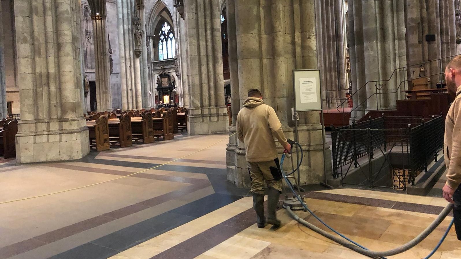 Reinigung des Besucherbereichs im Kölner Dom