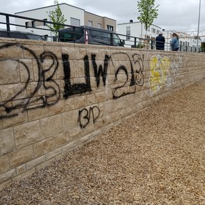 Graffitientfernung von Natursteinmauer