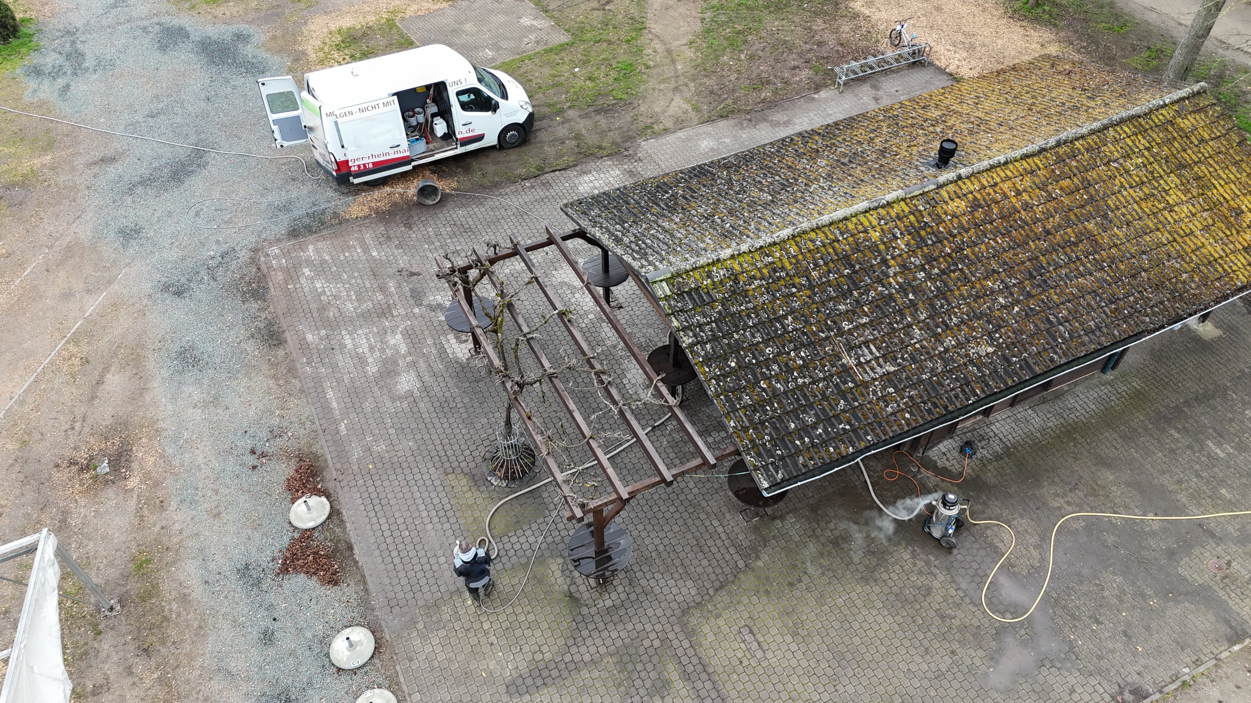 Steinreinigung am Weinprobierstand in Hochheim
