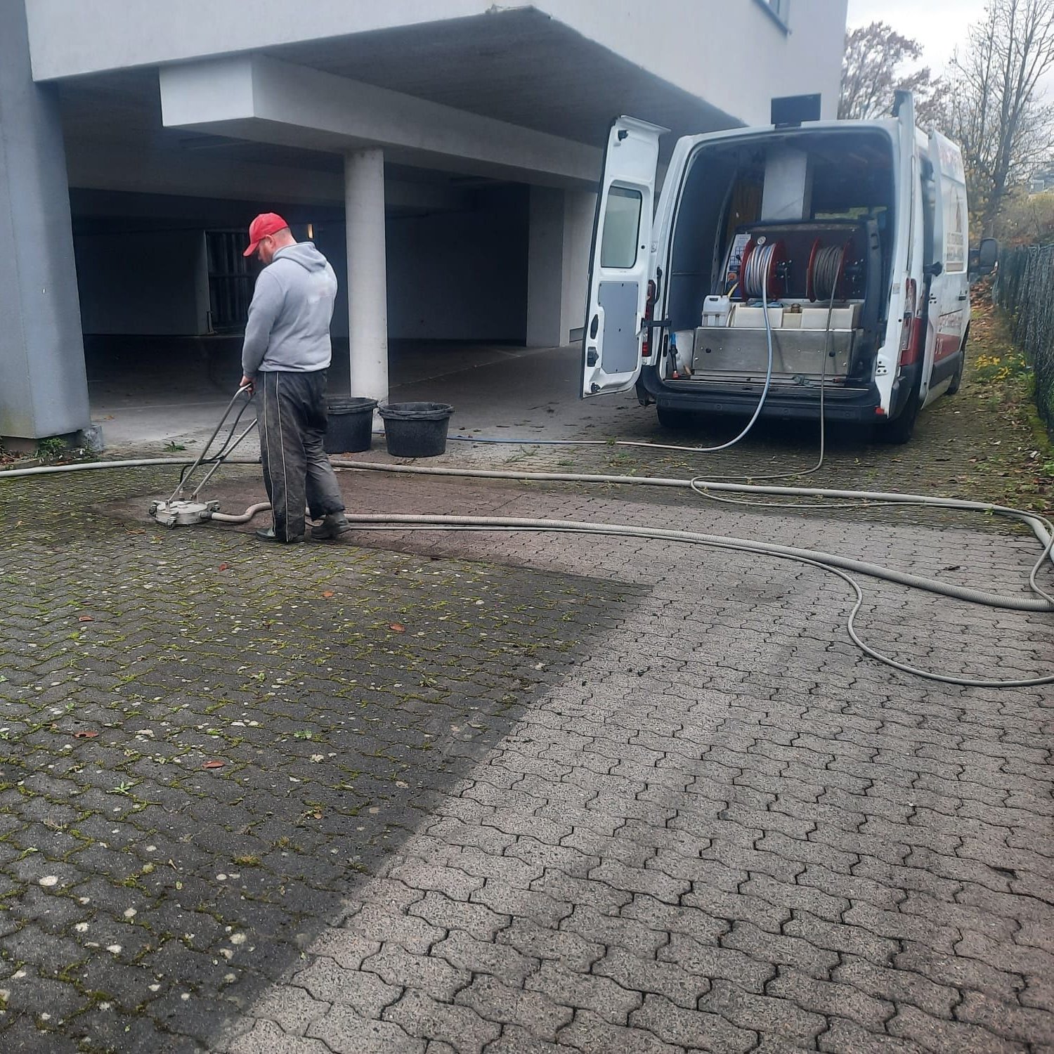 Pflastersteine werden in Königstein gereinigt