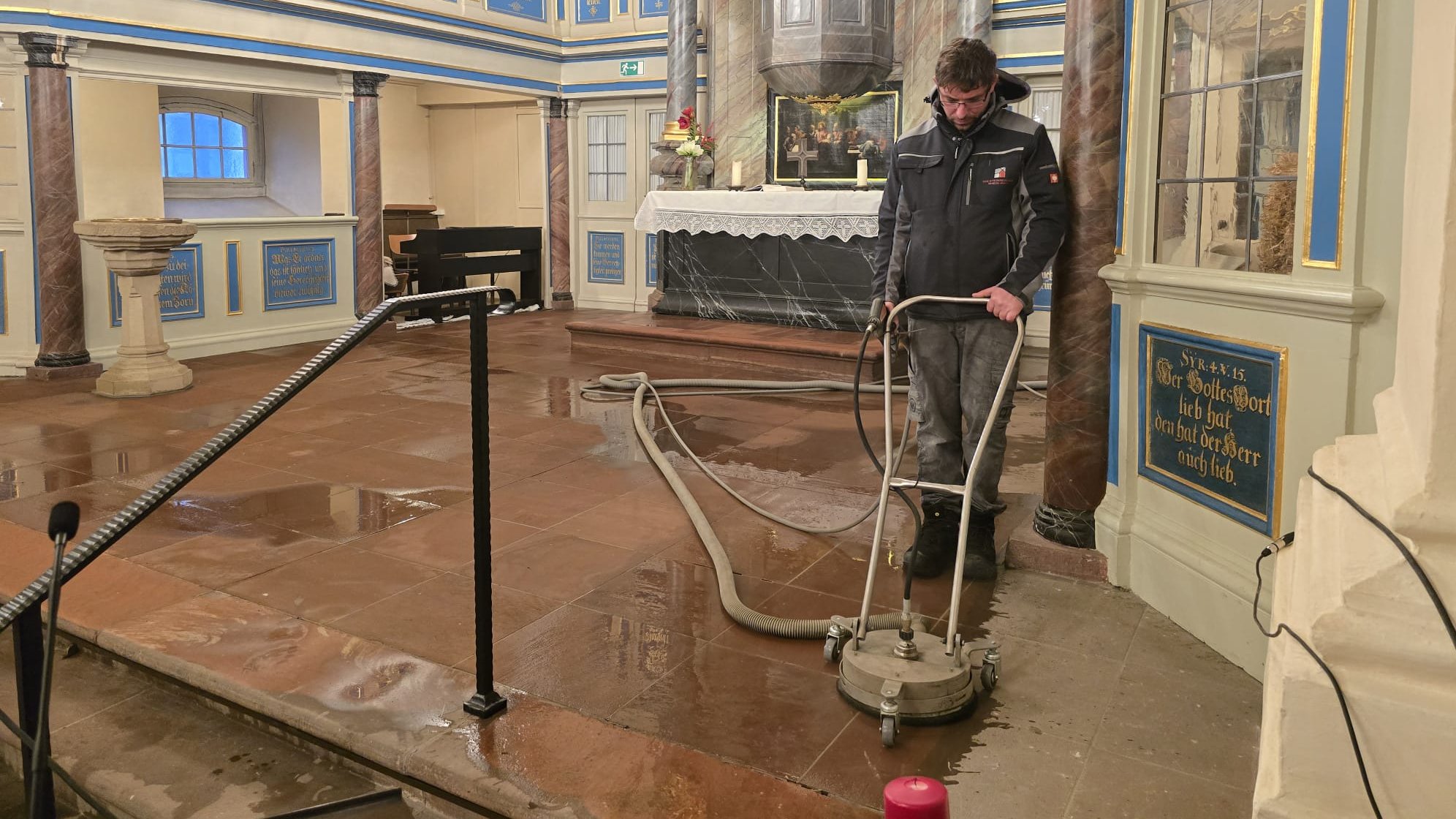 Natursteinboden-Reinigung in der ältesten Kirche Wiesbadens